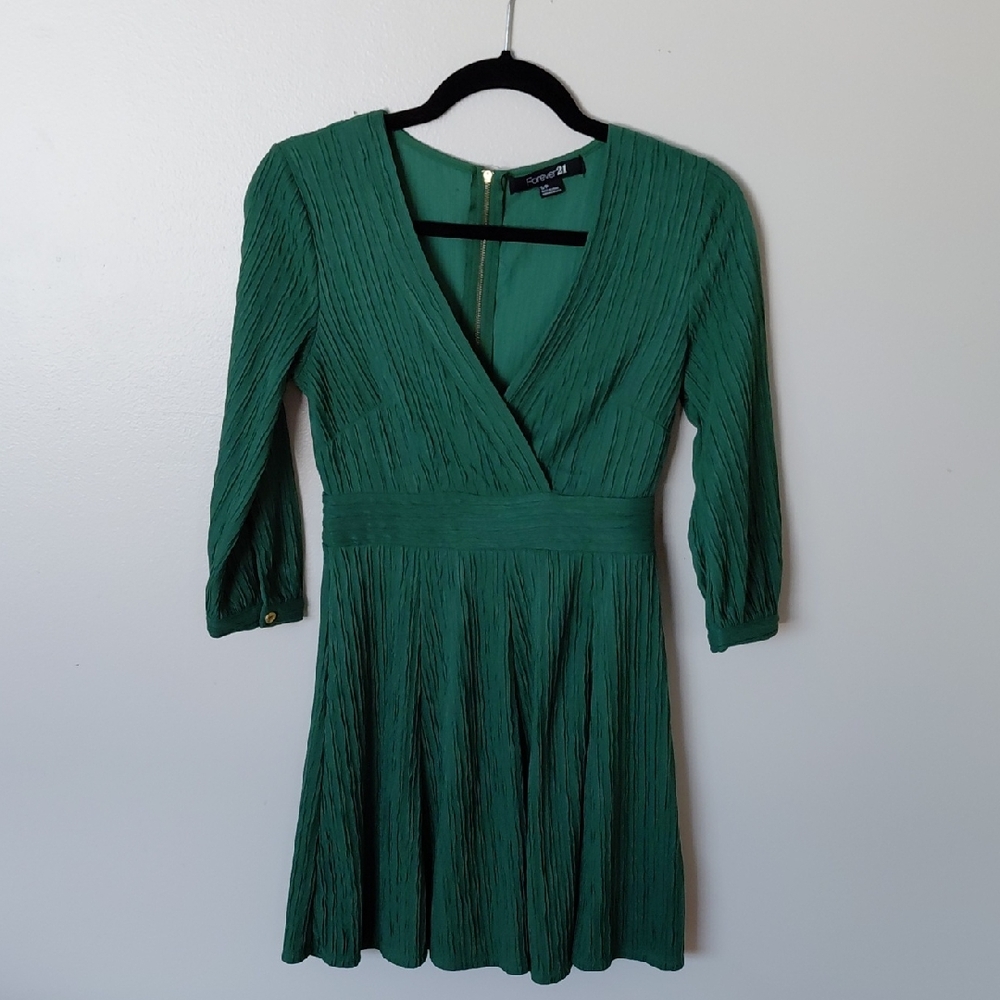 🔴 Forever 21 Emerald Green V-Neck Textured Wrap Dress